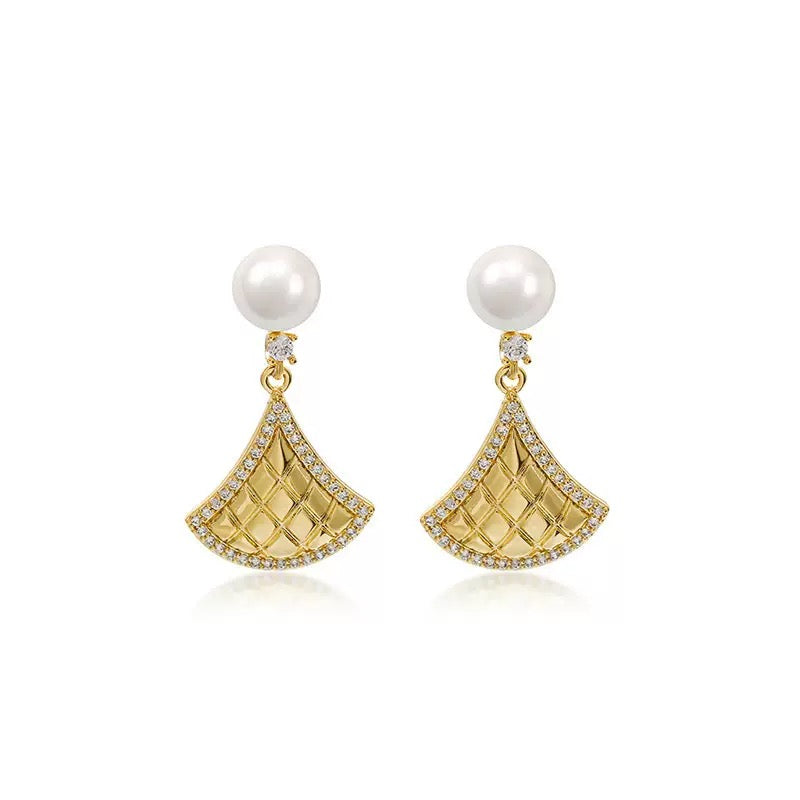 Orchid Fan – Freshwater Pearl & Gold Fan Earrings