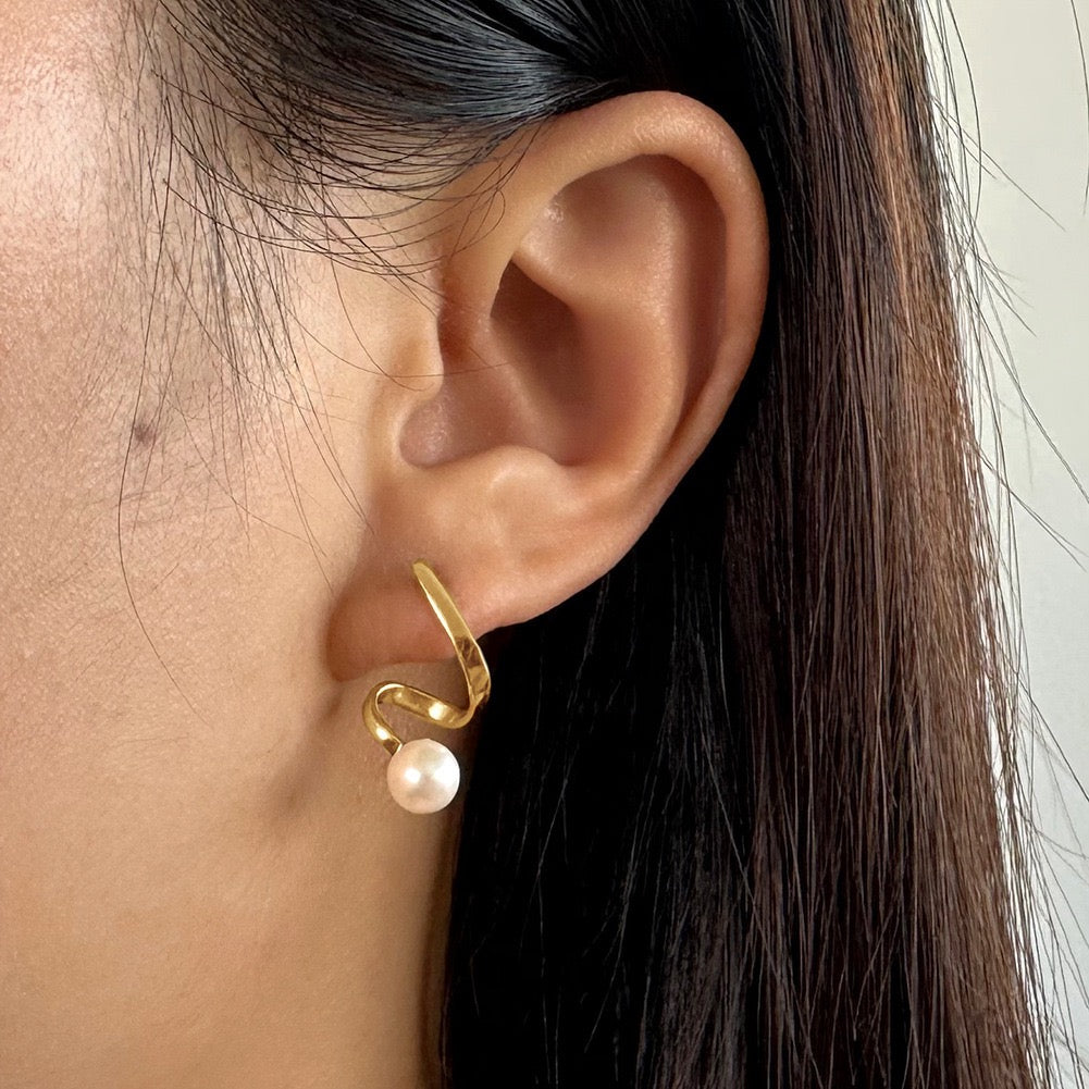 Fluid Line – Freshwater Pearl & Vermeil Arc Stud Earrings