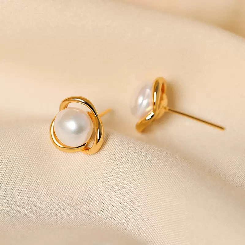 Orbit Bloom – Freshwater Pearl Stud Earrings
