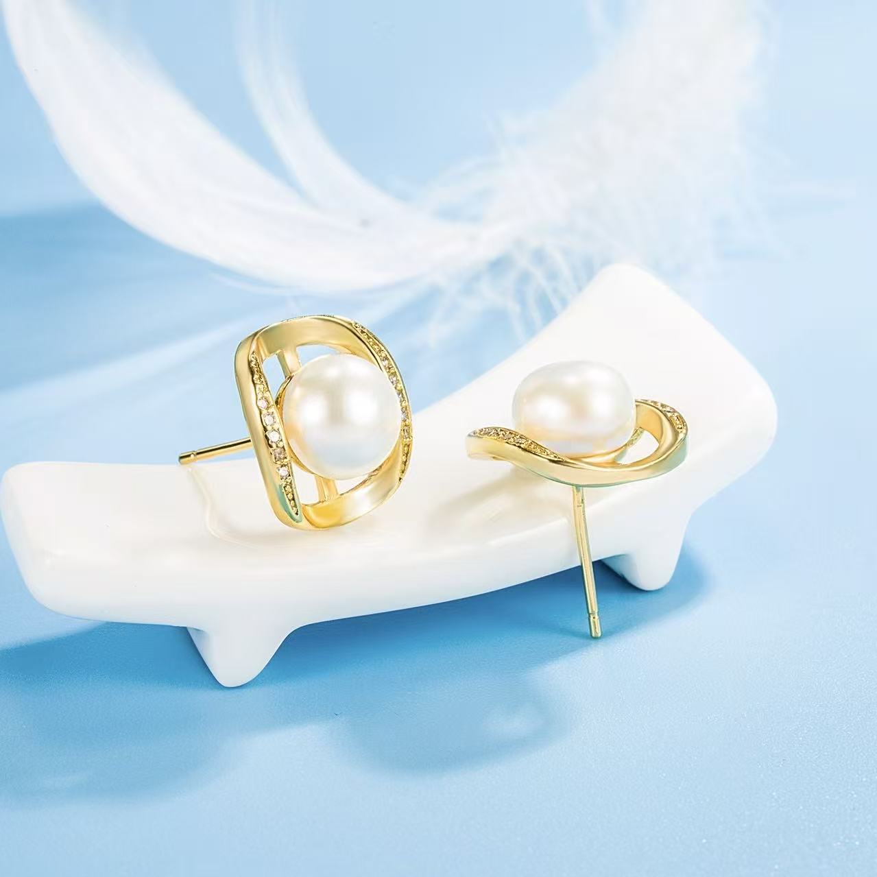 Timeless Glow – Freshwater Pearl & Vermeil Square Frame Stud Earrings