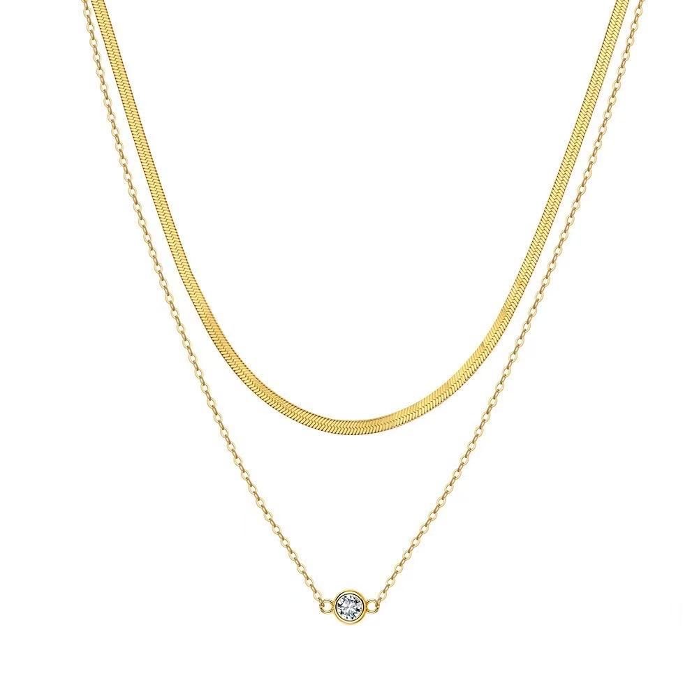 a pair of white pearls and a gold clasp