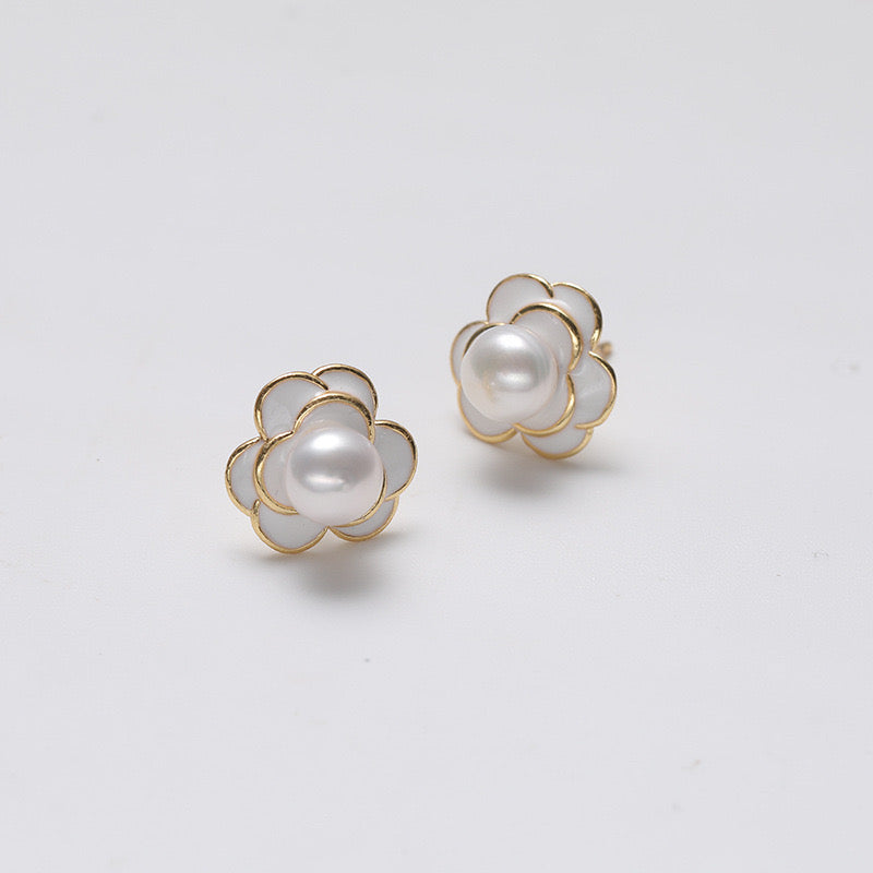 FLOWER-SHAPED STUD EARRINGS PEARL