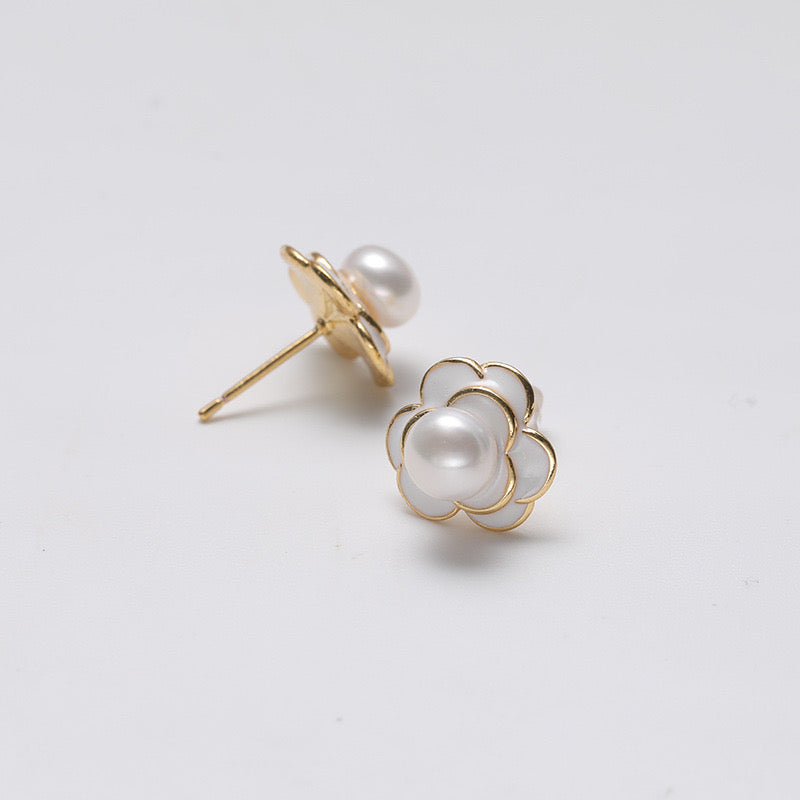 FLOWER-SHAPED STUD EARRINGS PEARL