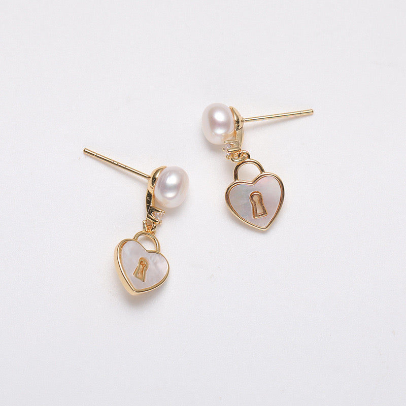 LOCK-SHAPED EARRINGS PEARL