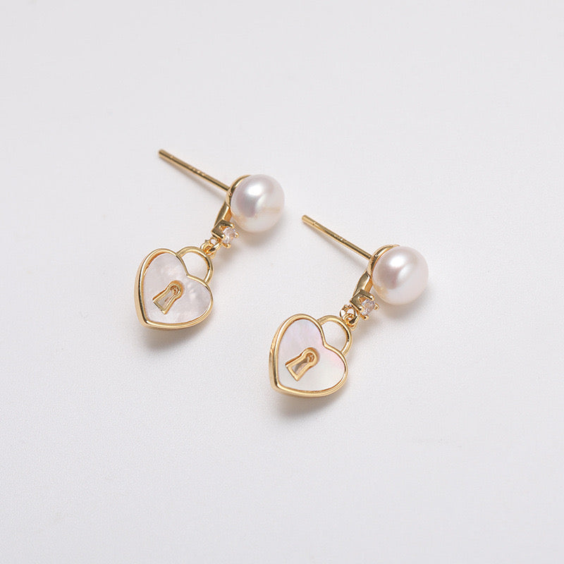 LOCK-SHAPED EARRINGS PEARL