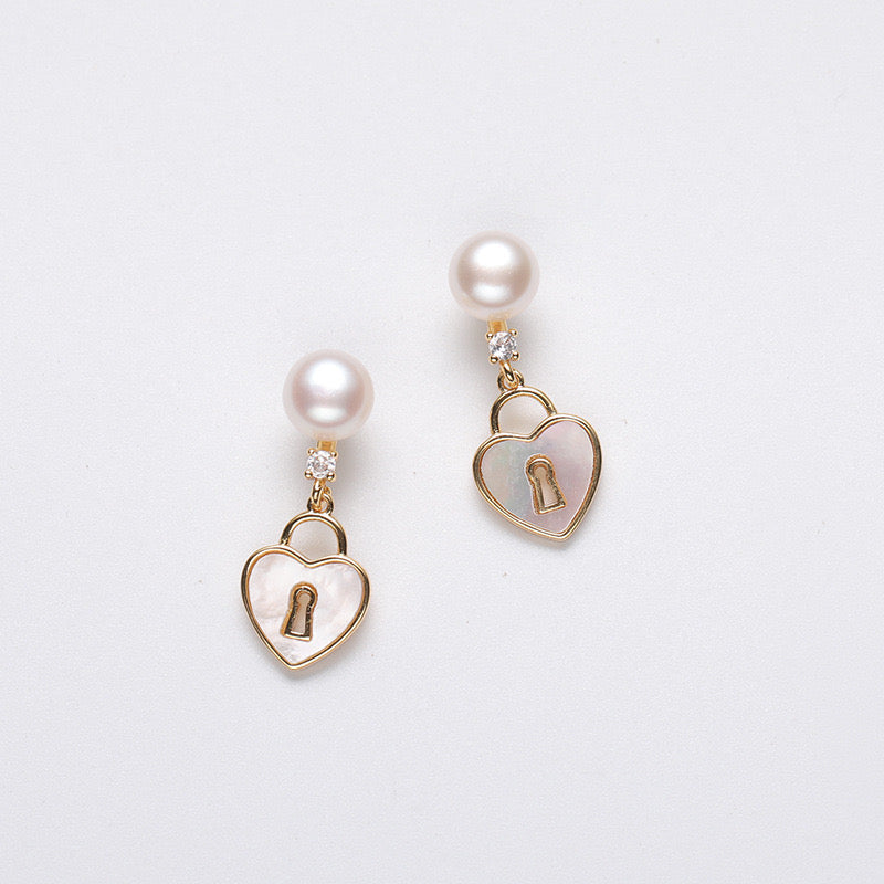 LOCK-SHAPED EARRINGS PEARL