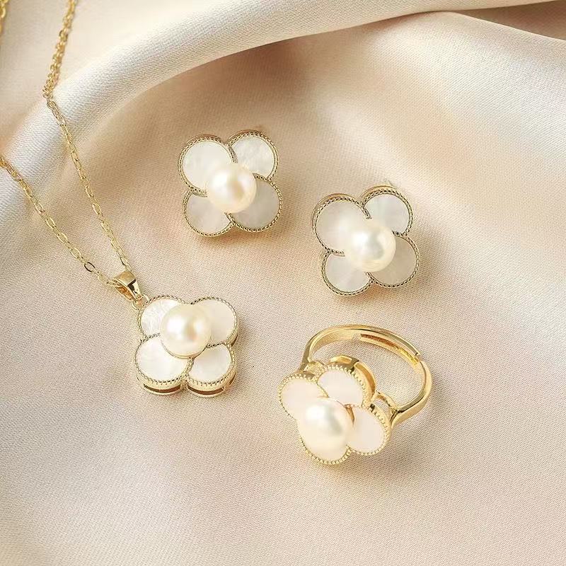 4 PIECE SET-FOUR LEAF CLOVER PEARL JEWELRY