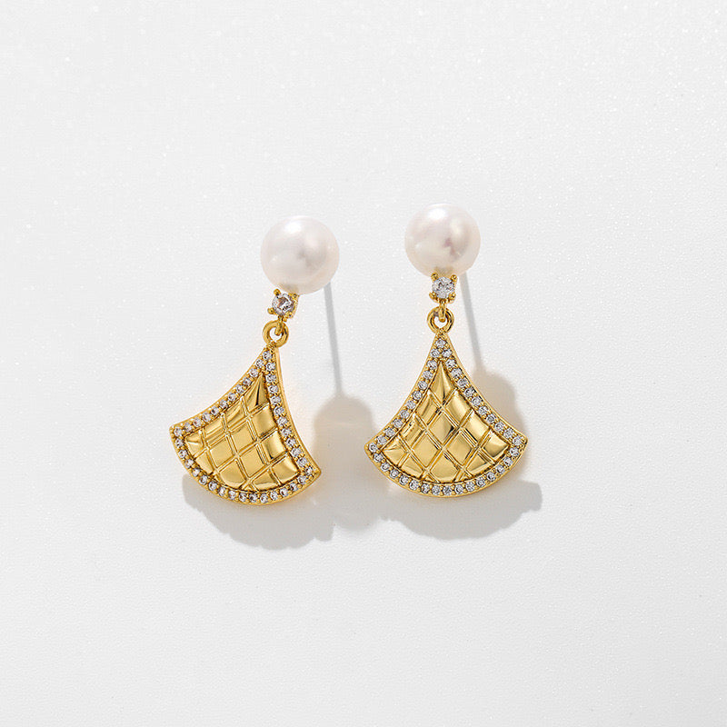 GEOMETRIC EARRING PEARL