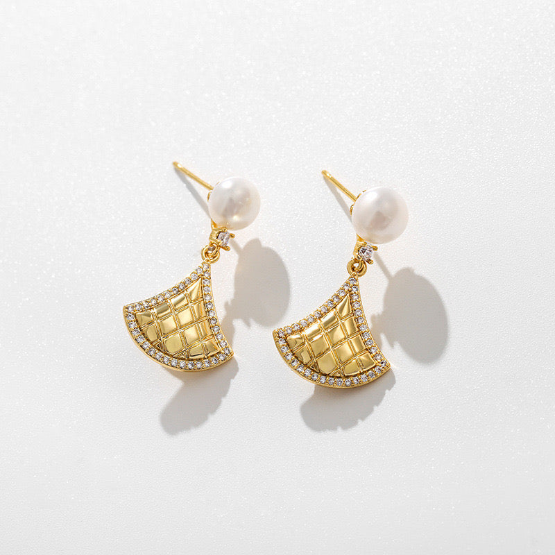 GEOMETRIC EARRING PEARL