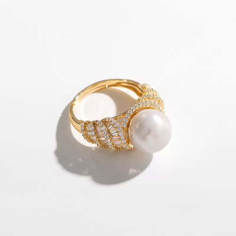 Radiant Elegance – Pearl Solitaire Ring