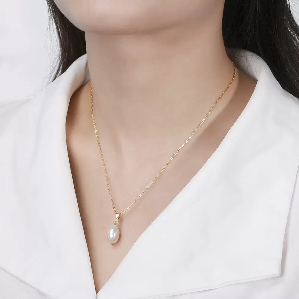Oval Calm – Classic Drop Pearl Pendant Necklace