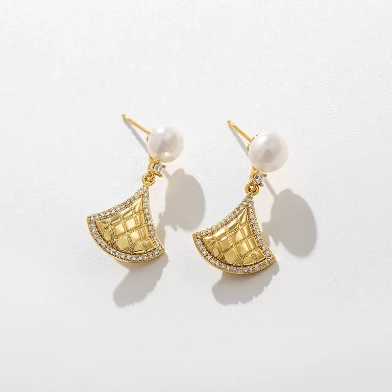 Orchid Fan – Freshwater Pearl & Gold Fan Earrings