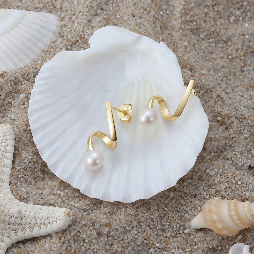 Fluid Line – Freshwater Pearl & Vermeil Arc Stud Earrings