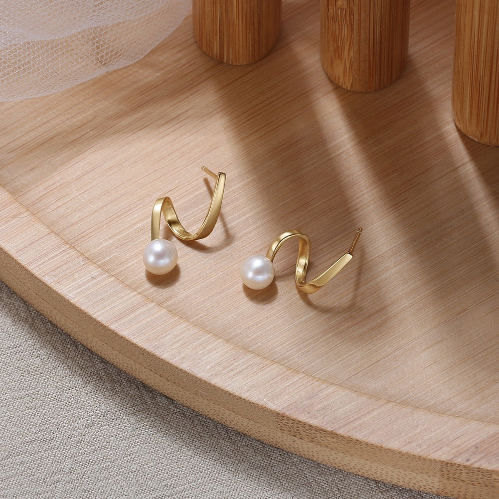 Fluid Line – Freshwater Pearl & Vermeil Arc Stud Earrings