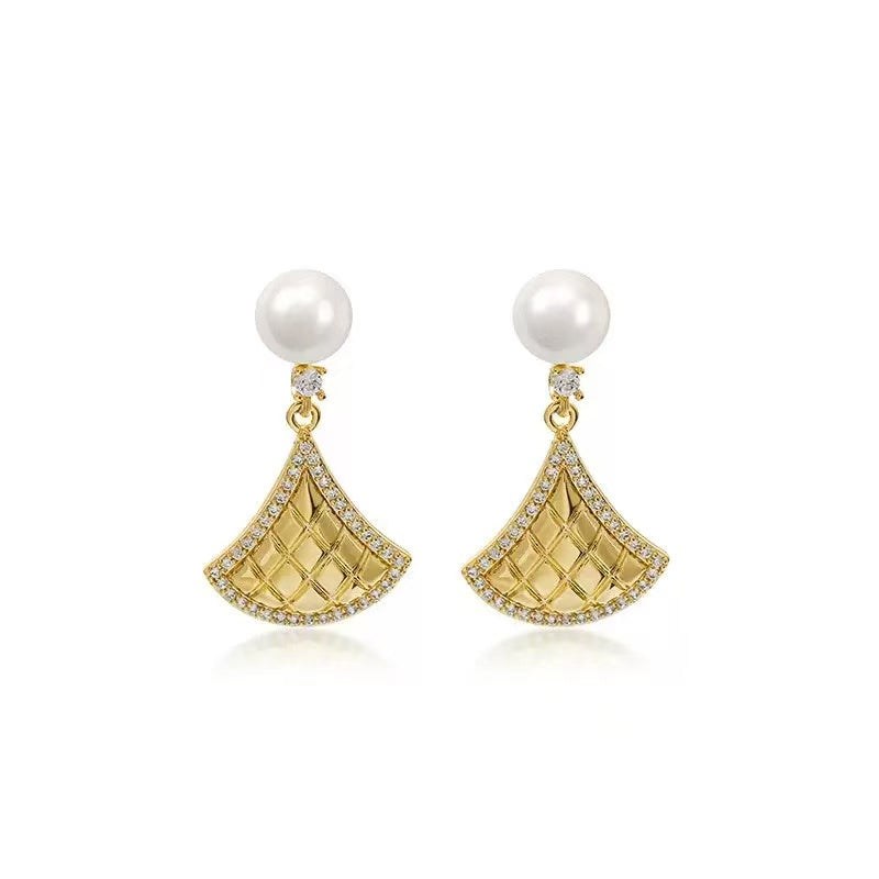 Lustrous Elegance – Freshwater Pearl & Gold-Plated Geometric Drop Earrings