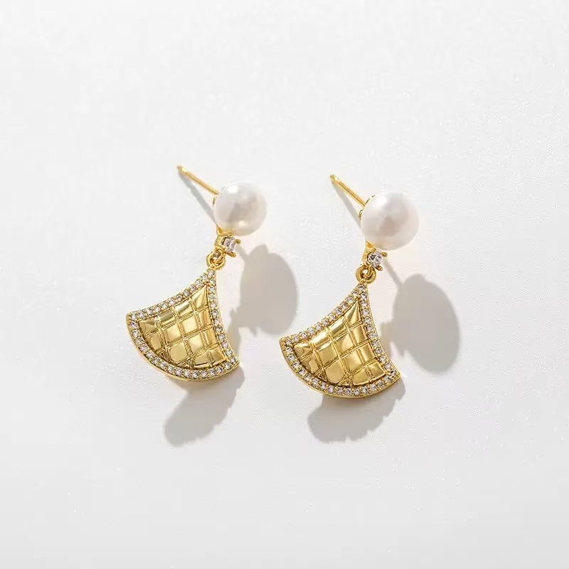 Lustrous Elegance – Freshwater Pearl & Gold-Plated Geometric Drop Earrings