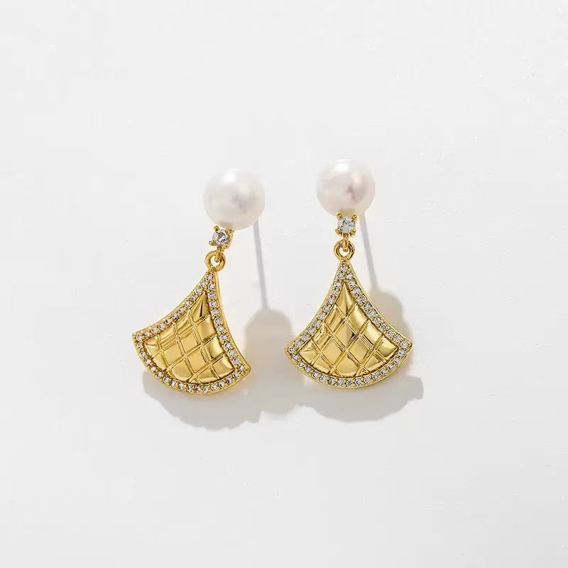 Lustrous Elegance – Freshwater Pearl & Gold-Plated Geometric Drop Earrings