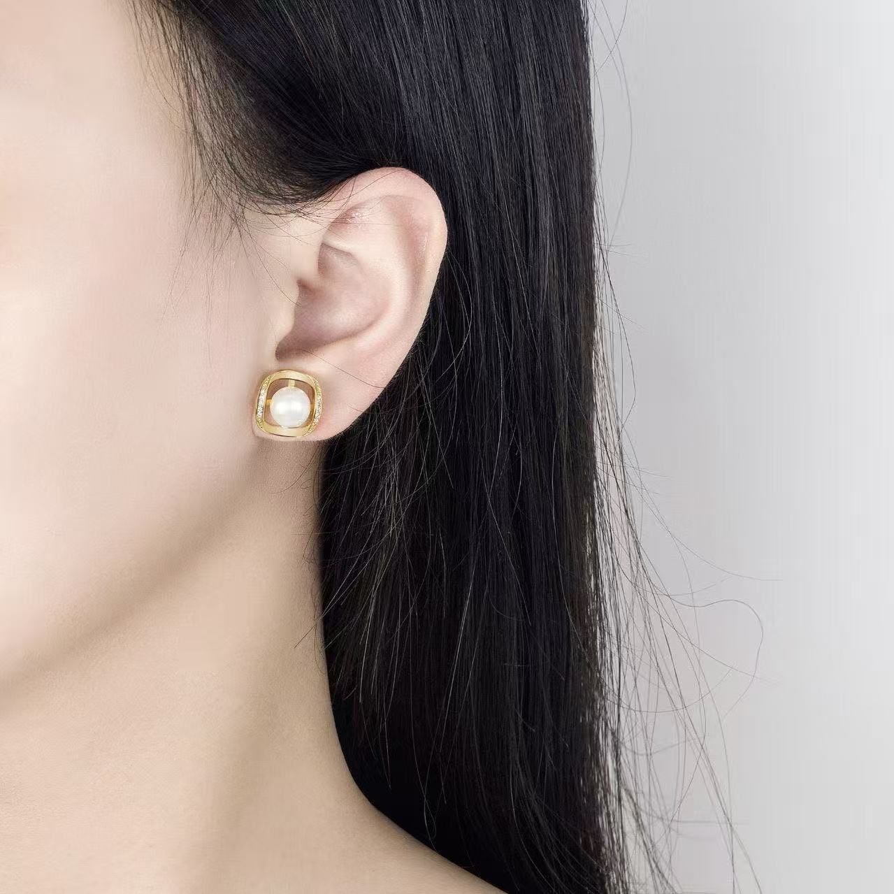 Timeless Glow – Freshwater Pearl & Vermeil Square Frame Stud Earrings