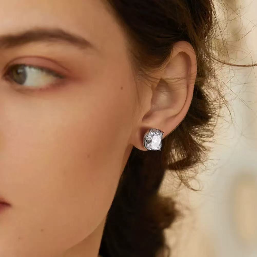 Eternal Radiance – Sterling Silver & 8A Cubic Zirconia Halo Stud Earrings