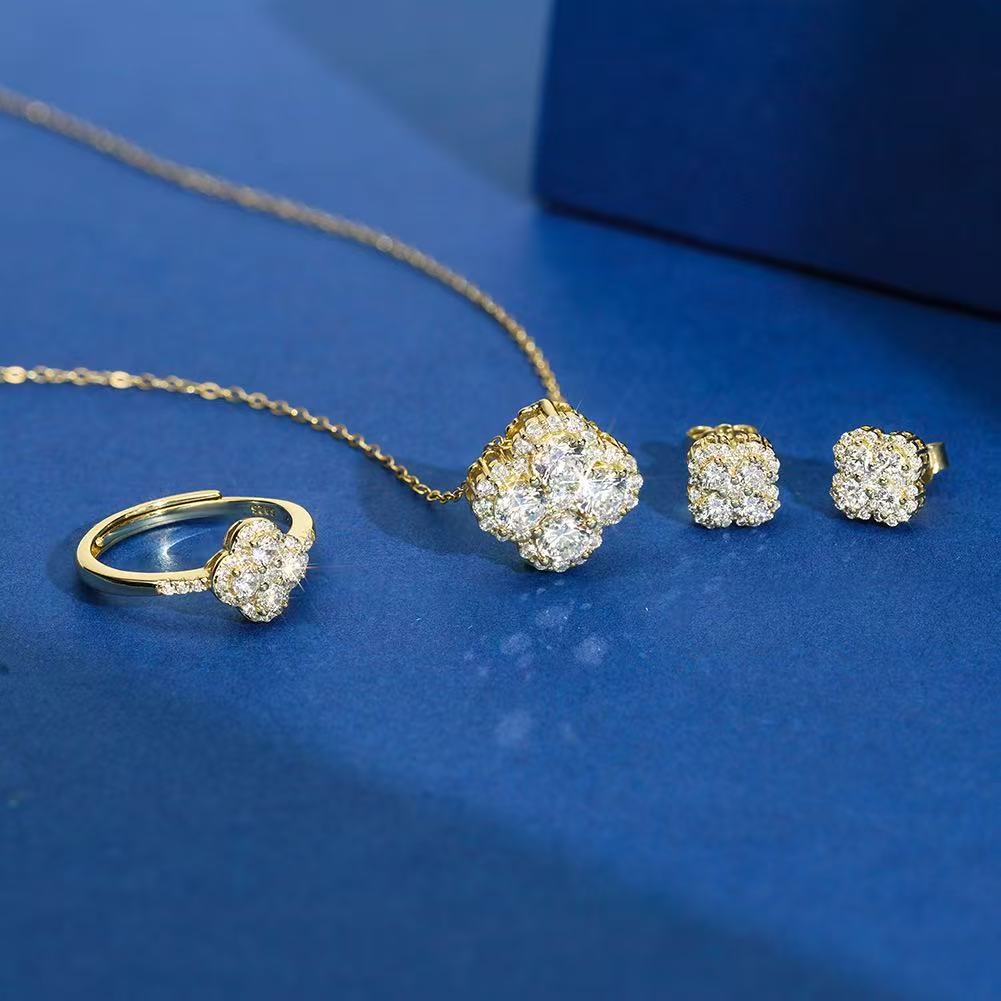 Floral Brilliance – Gold-Plated Sterling Silver & Cubic Zirconia Pendant Necklace