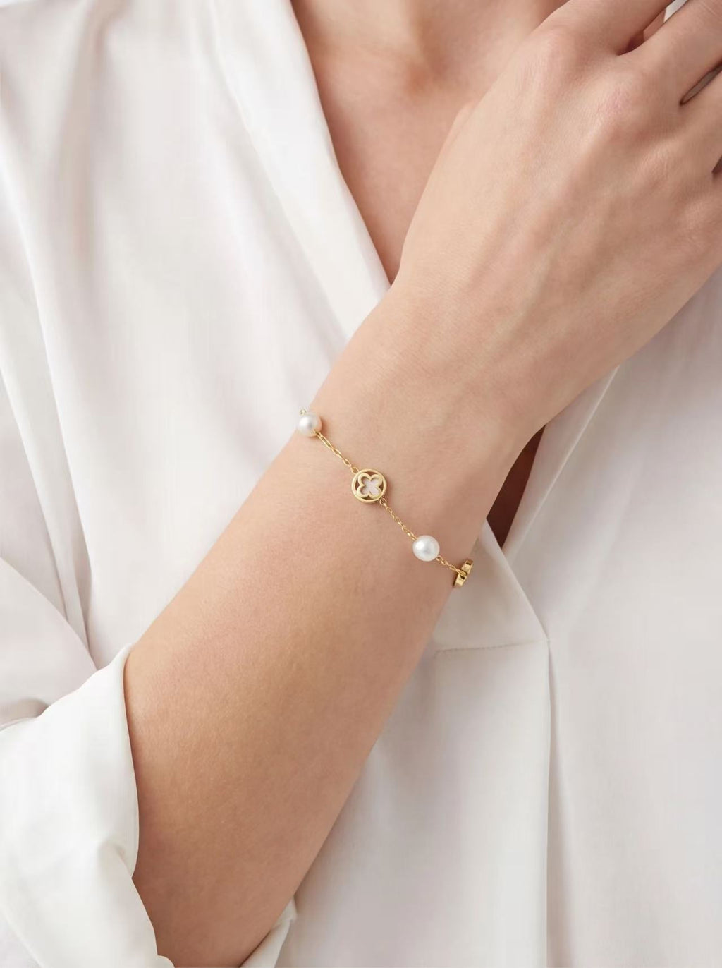 Four Leaf Clover Pearl Charm Bracelet product photo by