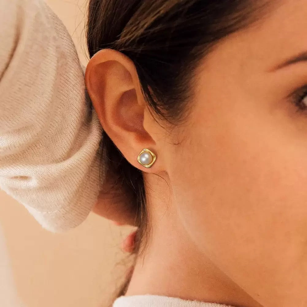 Timeless Glow – Freshwater Pearl & Vermeil Square Frame Stud Earrings