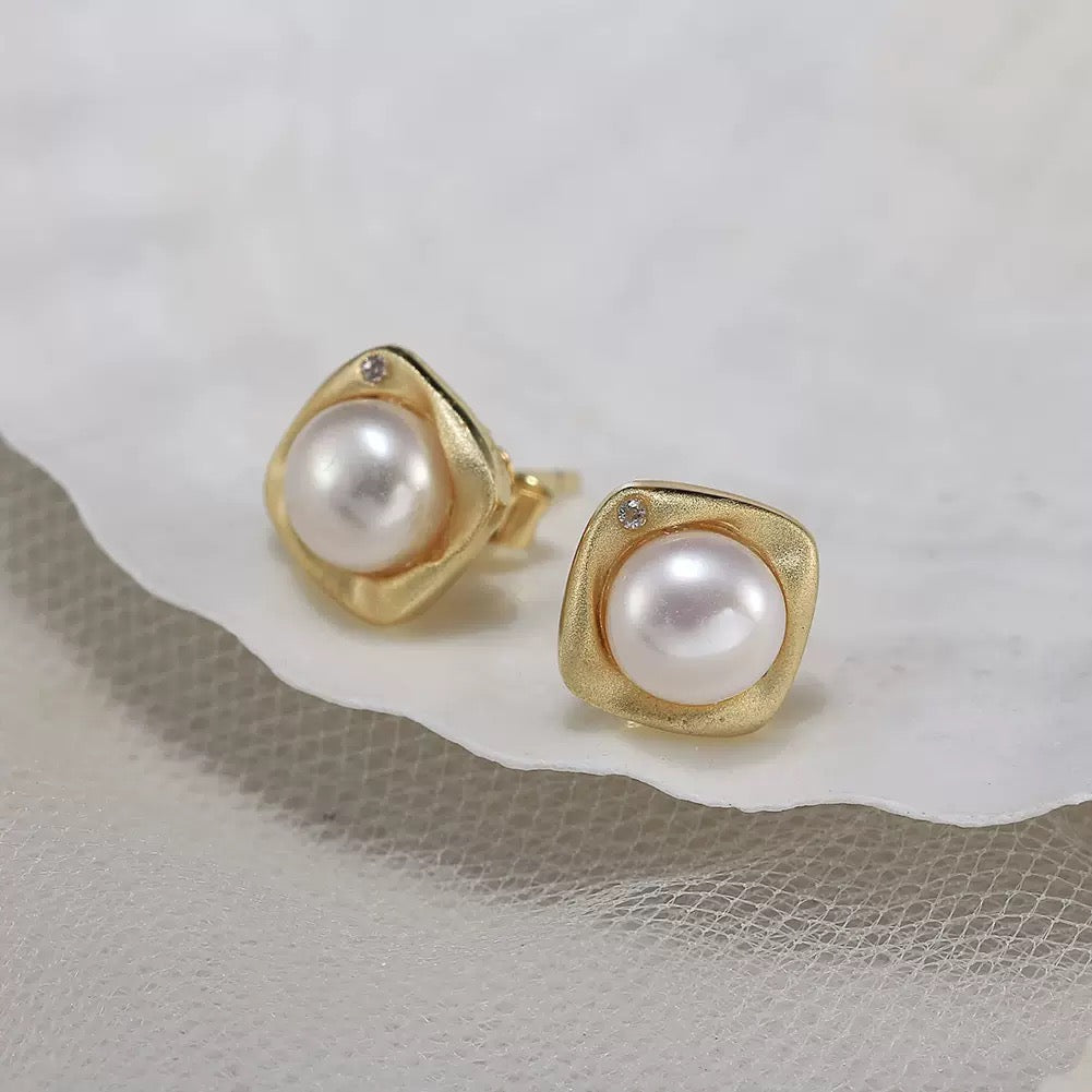 Timeless Glow – Freshwater Pearl & Vermeil Square Frame Stud Earrings