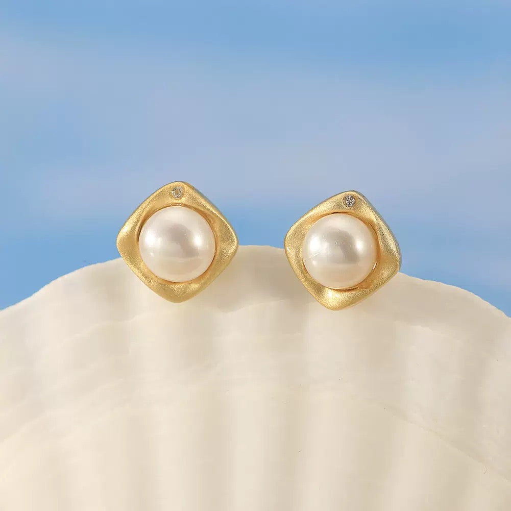 Timeless Glow – Freshwater Pearl & Vermeil Square Frame Stud Earrings