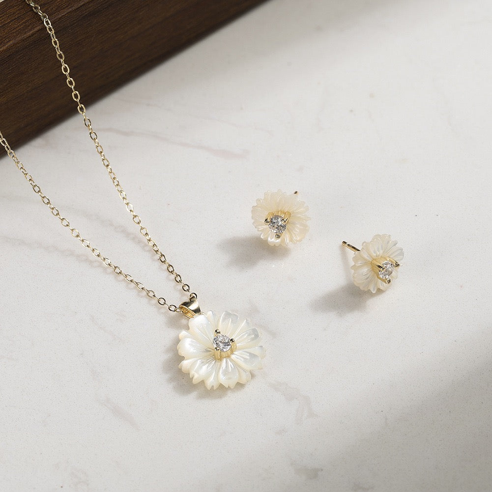 Lumi Flower – Shell & CZ Vermeil Necklace
