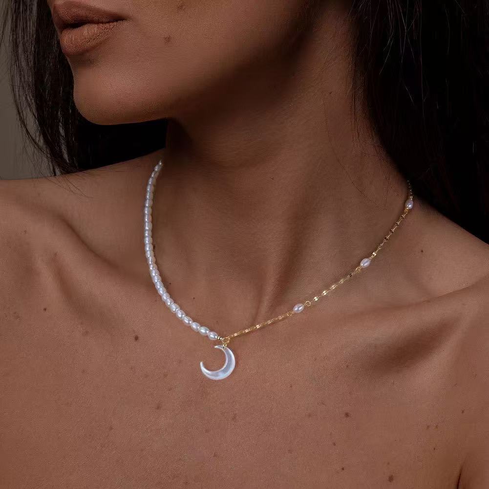 Lunar Curve – Pearl & Crescent Moon Pendant Necklace